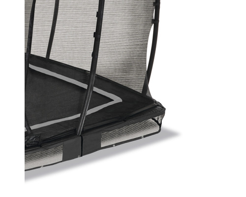 Detaljvy av en studsmatta med säkerhetsnät