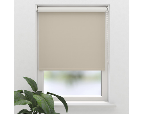 Beige fönsterrullgardiner på fönstret