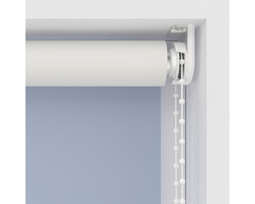 Detaljvy av rullgardin med kedjemekanism i fönsterkarmen