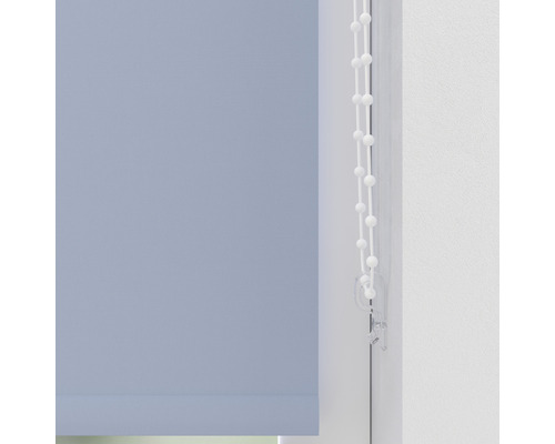 Ljusblå tygrullgardiner med manöverkedja