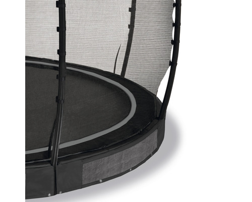 Detaljvy av en trädgårdstrampolin med säkerhetsnät