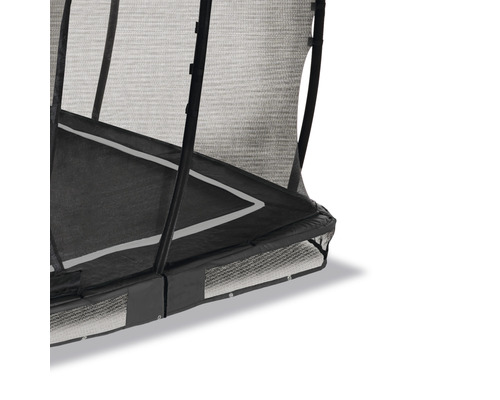 Detaljvy av studsmatta med säkerhetsnät