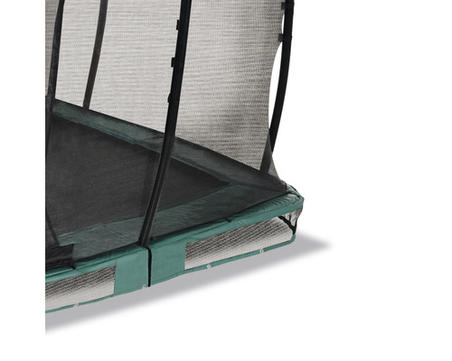 Detaljvy av en trädgårdstrampolin med säkerhetsnät