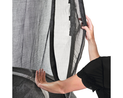 Detaljbild av ett trampolinnät med en person som håller i det