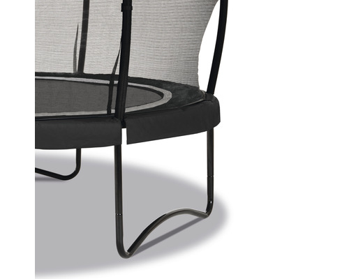 Detaljvy av en trädgårdstrampolin med säkerhetsnät