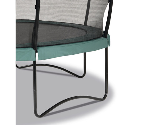 Detaljvy av en trädgårdstrampolin med säkerhetsnät och ramvaddering