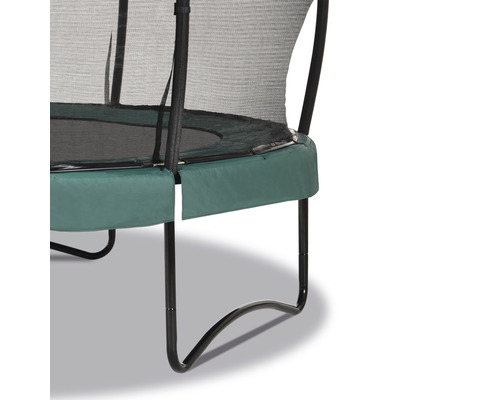 Detaljvy av en trädgårdstrampolin med säkerhetsnät och ramvaddering.