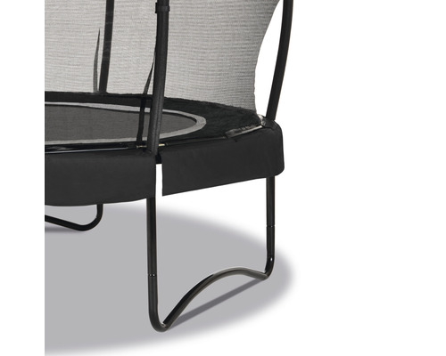 Detaljbild av en trädgårdstrampolin med säkerhetsnät och vadderad kant