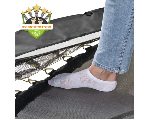 Närbild av en studsmatta med ''Foot Protection System''-sigillet och en person som använder den.