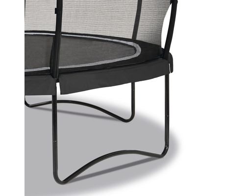 Detaljvy av en trädgårdstrampolin med säkerhetsnät och ramskydd