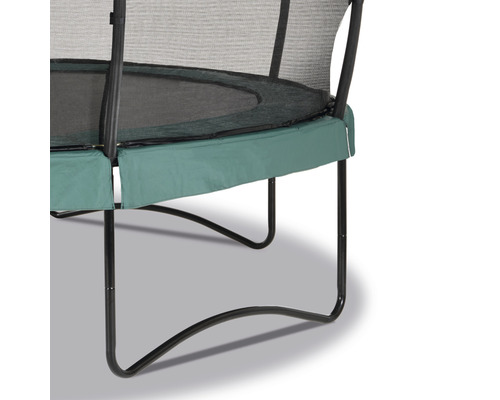 Detaljvy av en studmatta för trädgården med säkerhetsnät och ramskydd