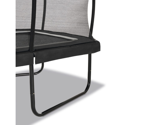 Detaljvy av en rektangulär studsmatta med säkerhetsnät och svart ram.