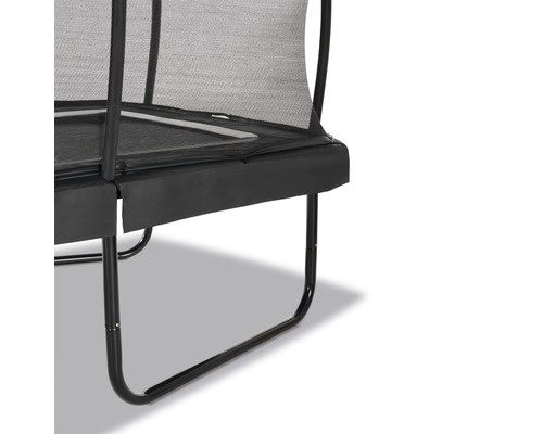 Detaljvy av en rektangulär trädgårdstrampolin med säkerhetsnät och svart ramskydd