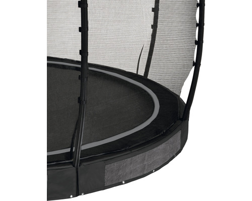 Detaljvy av en trädgårdstrampolin med skyddsnät och kantskydd