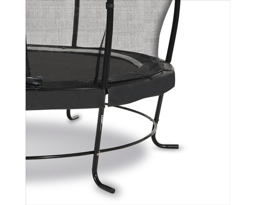 Detaljvy av en svart trädgårdstrampolin med säkerhetsnät