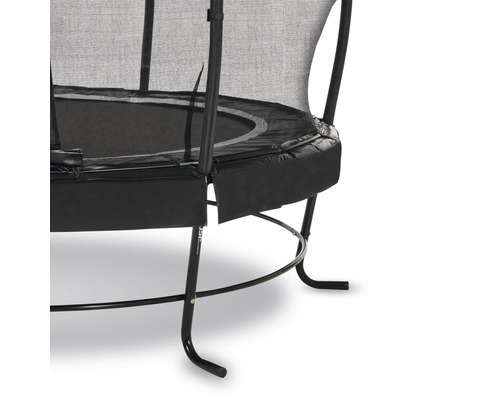 Detaljvy av en studsmatta med säkerhetsnät och ramskydd