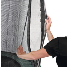 Detaljbild av ett trampolinnät med person