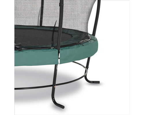 Detaljvy av en trädgårdstrampolin med säkerhetsnät och ramvaddering.