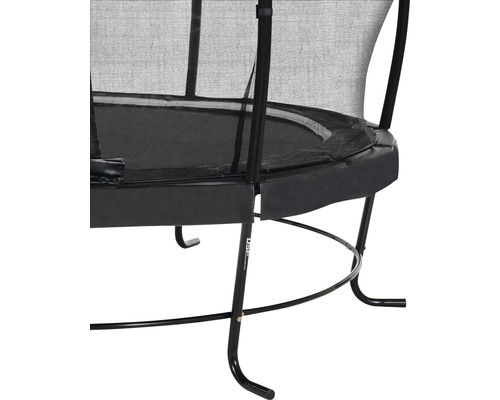 Detaljvy av en svart trädgårdstrampolin med säkerhetsnät