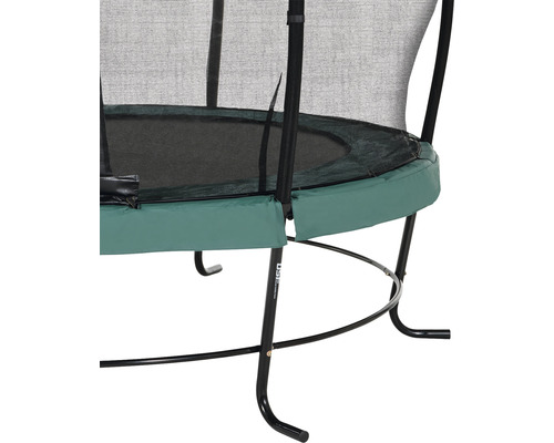 Detaljvy av en trädgårdstrampolin med säkerhetsnät och vadderad kant
