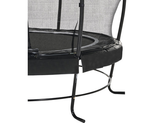 Detaljvy av en svart trädgårdstrampolin med säkerhetsnät