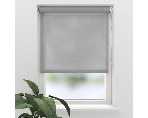 Grå rullgardin vid fönstret