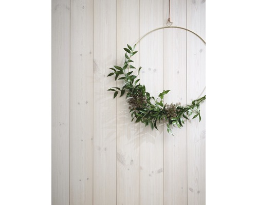 Dekorativ ring med växtarrangemang på en trävägg