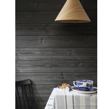 Scen med trävägg, matbord med porslin och pendellampa