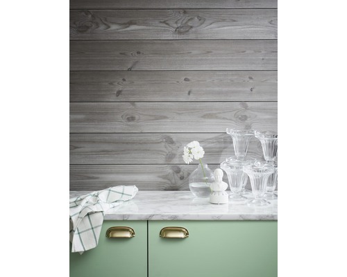 Köksscen med arbetsbänk, armaturer och träpaneler