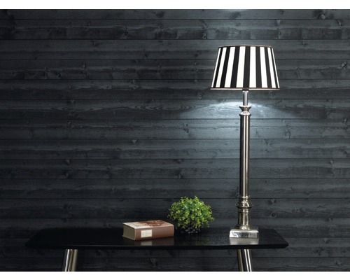 Dekorativ golvlampa med randig lampskärm på ett bord