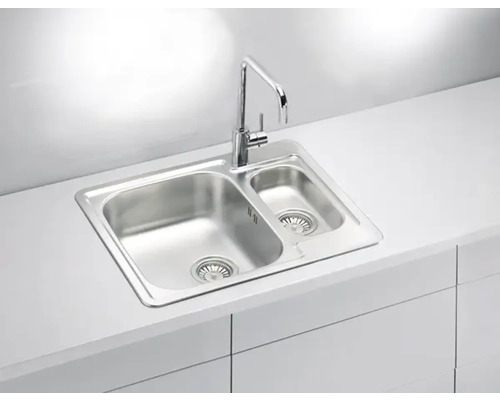 Rostfri diskho med två hoar och blandare på en köksbänk