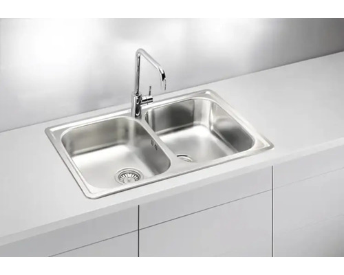 Diskho med två hoar och kran på en arbetsbänk