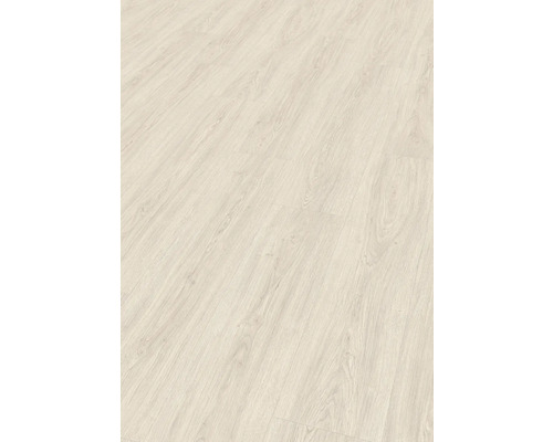 Ljust laminatgolv med trästruktur.