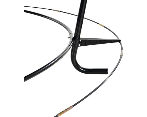 Detaljvy av en svart metallram med stag