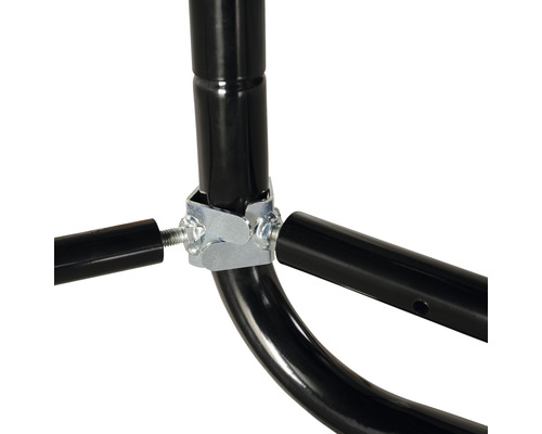 Detaljvy av en svart metallram med skruvförband