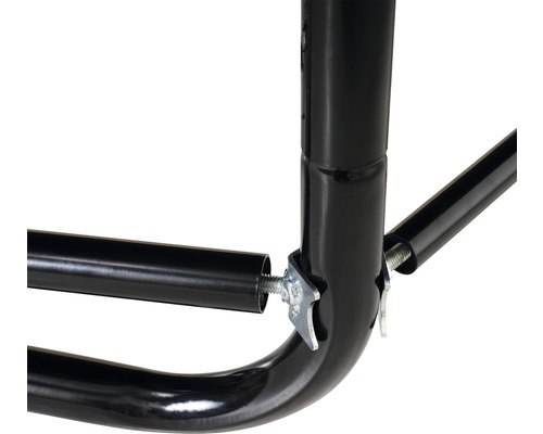 Detaljvy av en montering av metallrör med skruvar