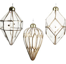 Tre julgranskulor i glas med geometriska former