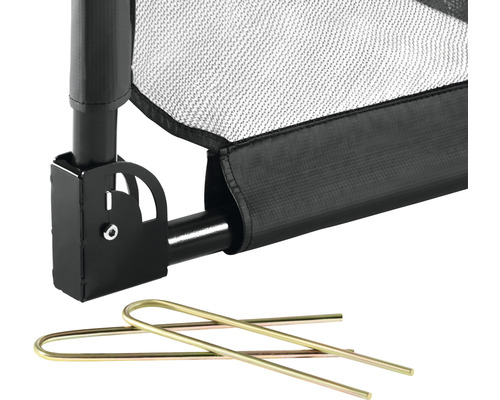 Närbild av poolstängsel med två markankare.