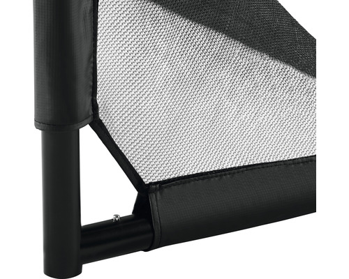 Detaljvy av en svart metallram med nätfyllning