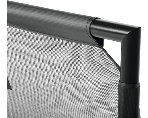 Detaljvy av en svart metallram med nät