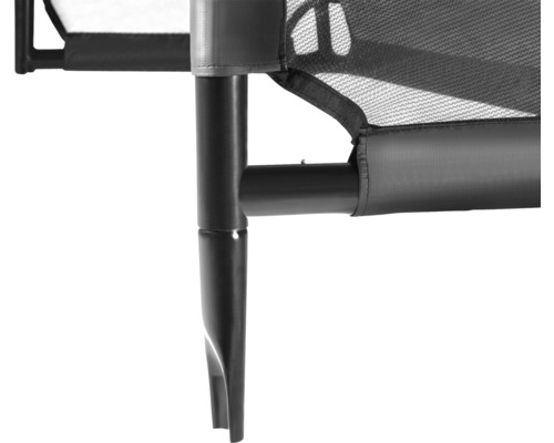 Detaljvy av en svart hundsäng med nätmaterial och ben