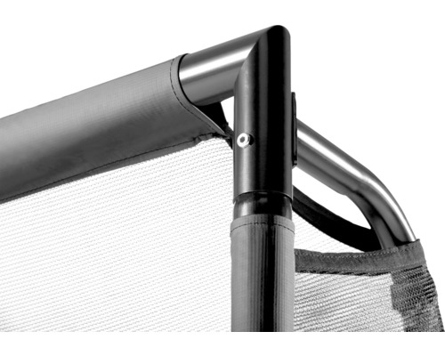 Detaljbild av ett trampolinsäkerhetsnät med stångförbindning