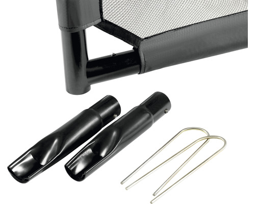 Detaljvy av en fältsäng med tillbehör för fastsättning i marken