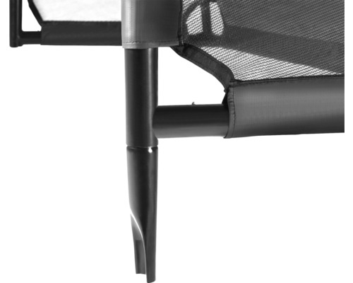 Detaljvy av en upphöjd hundsäng med metallram och nätväv