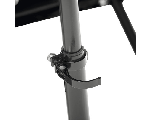 Detaljbild av ett stativben med snabbspärrspak för höjdjustering.