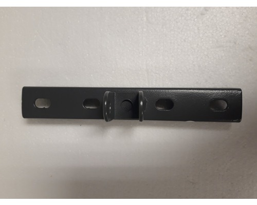 Svart metallfäste med fästhål