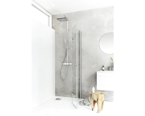 Modernt badrum med duschvägg, duschblandare och tvättställ