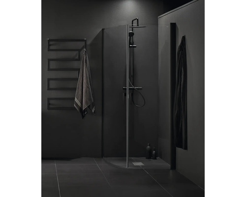 Badrum med dusch, handdukstork och handduk