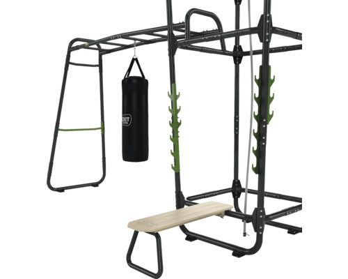 Träningsredskap med dragstång, boxningssäck och bänkpress