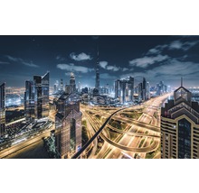 Nattvy över Dubais skyline med motorvägar och skyskrapor
